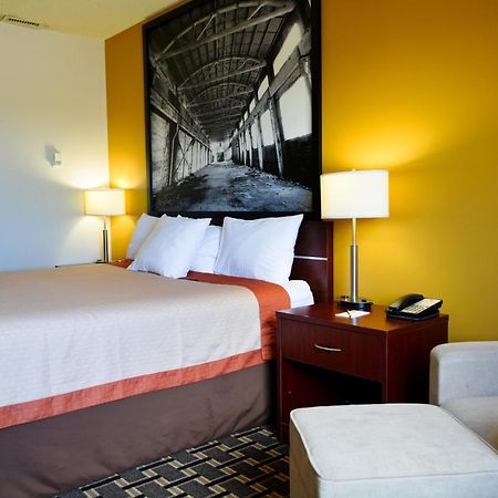 Super 8 By Wyndham Fox Creek Hotel Exterior photo