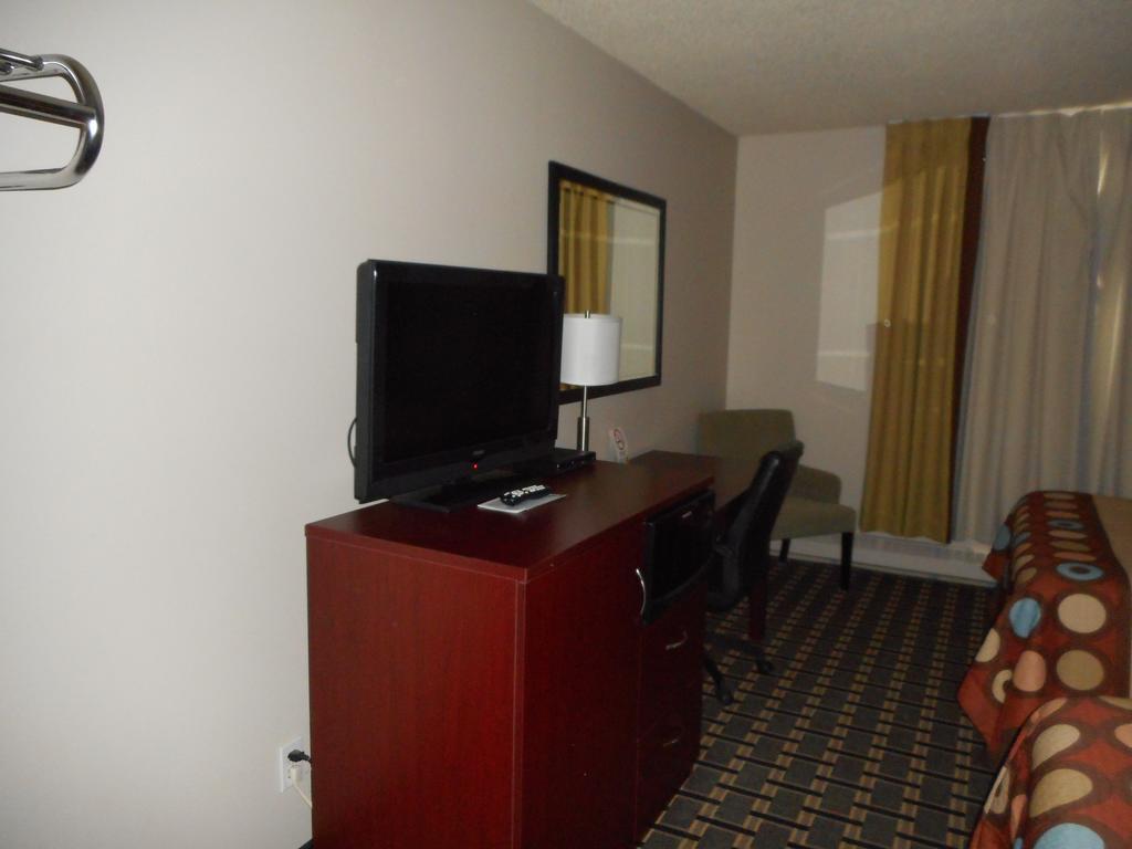 Super 8 By Wyndham Fox Creek Hotel Room photo