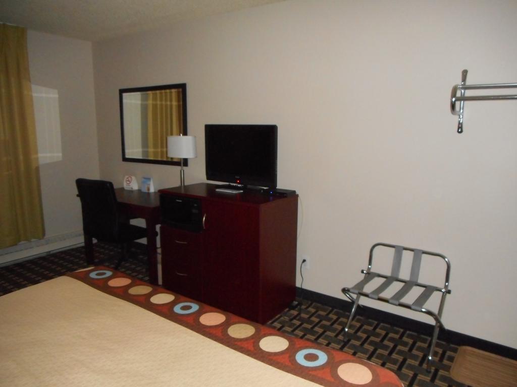 Super 8 By Wyndham Fox Creek Hotel Room photo
