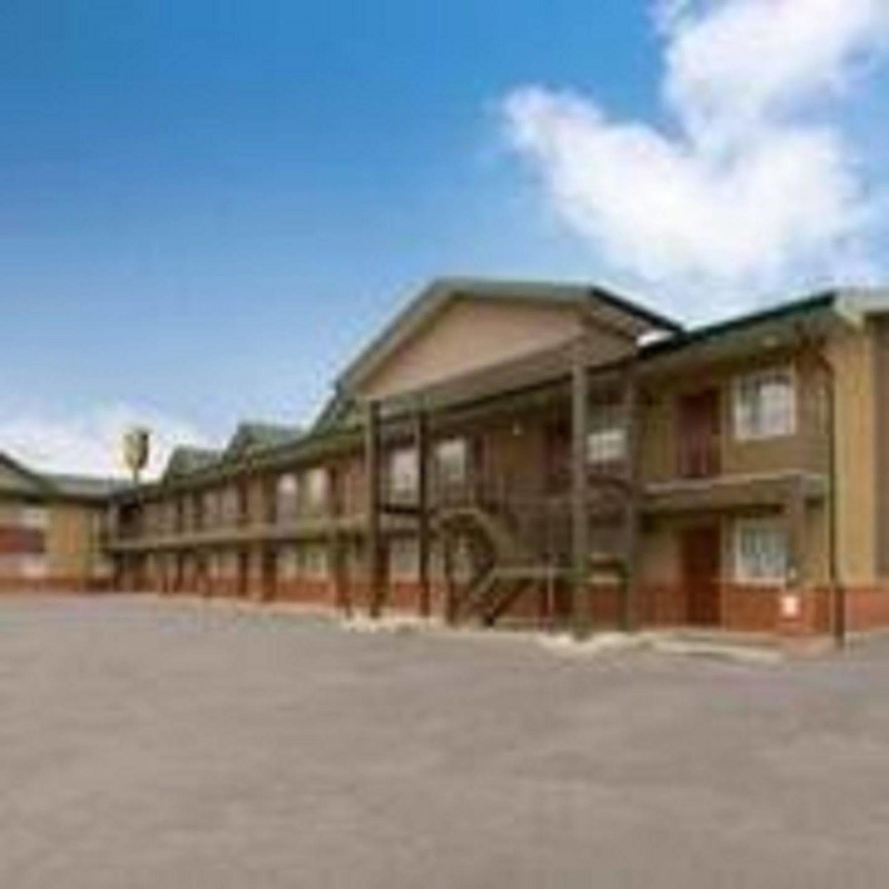 Super 8 By Wyndham Fox Creek Hotel Exterior photo
