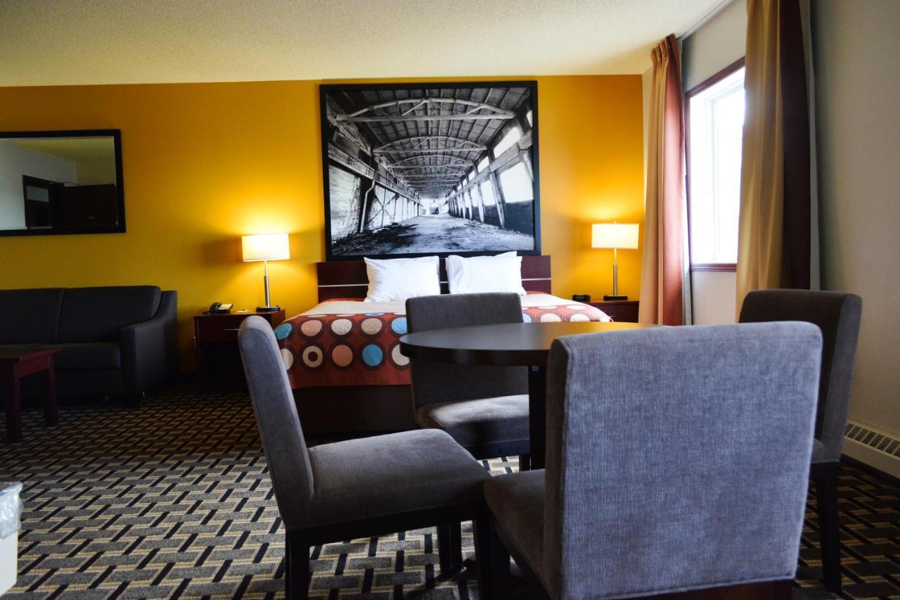 Super 8 By Wyndham Fox Creek Hotel Exterior photo