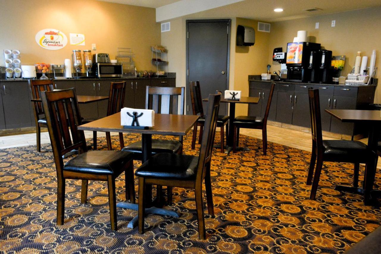 Super 8 By Wyndham Fox Creek Hotel Exterior photo